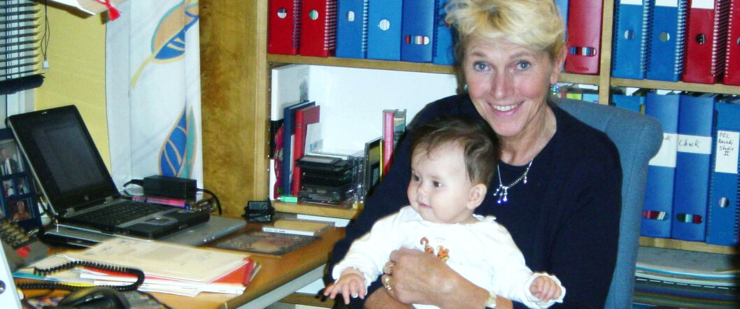 Barnebarna betyr mye for Anne-Lise Børresen-Dale, som brått ble enke. Her har sitt første barnebarn, lille Emilie, på besøk på kontoret for snart 12 år siden. (Foto: Privat) Barnebarna betyr mye for Anne-Lise Børresen-Dale, som brått ble enke. Her har sitt første barnebarn, lille Emilie, på besøk på kontoret for snart 12 år siden. (Foto: Privat)