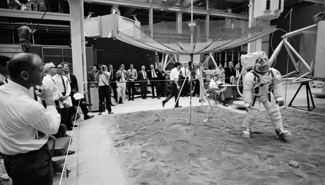 Alt må øves inn. Her kikker Buzz Aldrin fra sidelinja (til venstre) mens Don L. Lind tester ut en antenne og noen eksperimenter som skal settes opp på måneoverflata. (Foto: NASA) Alt må øves inn. Her kikker Buzz Aldrin fra sidelinja (til venstre) mens Don L. Lind tester ut en antenne og noen eksperimenter som skal settes opp på måneoverflata. (Foto: NASA)