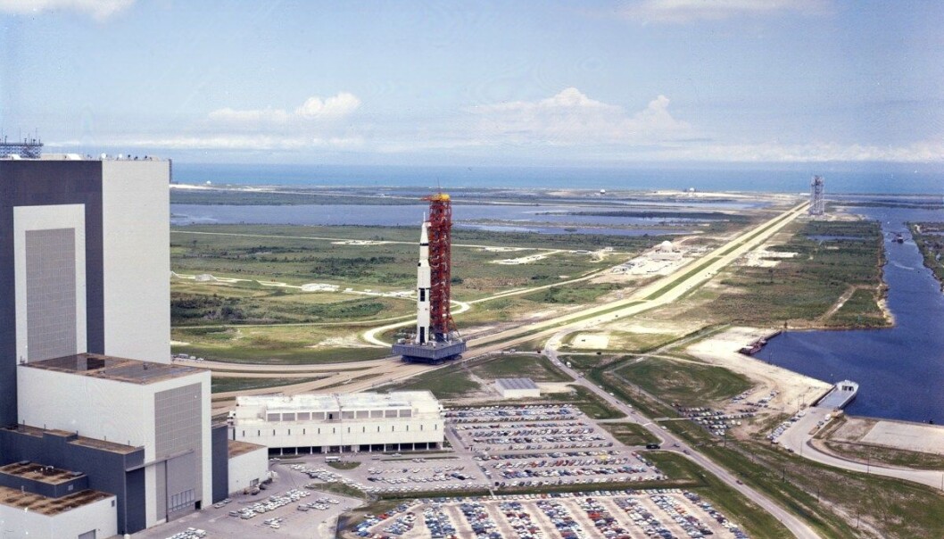 Saturn V-raketten som skal skyte Apollo 11-astronautene til himmels fraktes ut til utskytningsrampen ved Kennedy Space Center, 20 mai 1969. (Foto: NASA) Saturn V-raketten som skal skyte Apollo 11-astronautene til himmels fraktes ut til utskytningsrampen ved Kennedy Space Center, 20 mai 1969. (Foto: NASA)