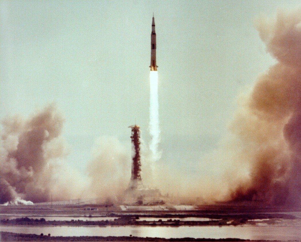 Bilde: Noen sekunder etter antenning er raketten klar av utskytningsrampen. (Foto: NASA) Bilde: Noen sekunder etter antenning er raketten klar av utskytningsrampen. (Foto: NASA)