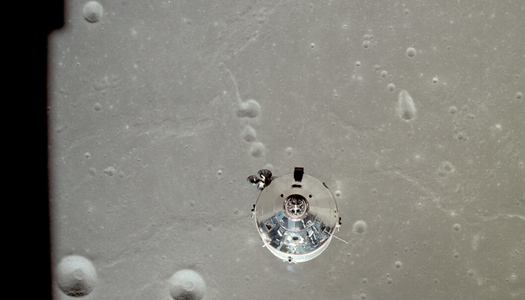 Månelanderen er koblet fra. Her er et siste blikk mot moderskipet, før ferden går ned til måneoverflata. Foto: NASA) Månelanderen er koblet fra. Her er et siste blikk mot moderskipet, før ferden går ned til måneoverflata. Foto: NASA)