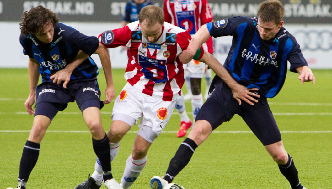 I fotball - både på og av banen - gjelder strenge rammer for maskulinitet. Slik unngår spillere at intime situasjoner føles seksuelt truende. På bildet spiller Stabæk mot Tromsø. (Illustrasjonsfoto: Odne Rasmussen/Flickr) I fotball - både på og av banen - gjelder strenge rammer for maskulinitet. Slik unngår spillere at intime situasjoner føles seksuelt truende. På bildet spiller Stabæk mot Tromsø. (Illustrasjonsfoto: Odne Rasmussen/Flickr)