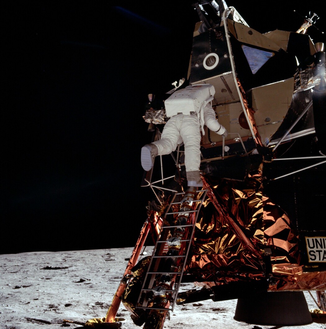 Armstrong fotograferer Aldrin, der han forsiktig klatrer ned stigen til måneoverflata. (Foto: NASA) Armstrong fotograferer Aldrin, der han forsiktig klatrer ned stigen til måneoverflata. (Foto: NASA)