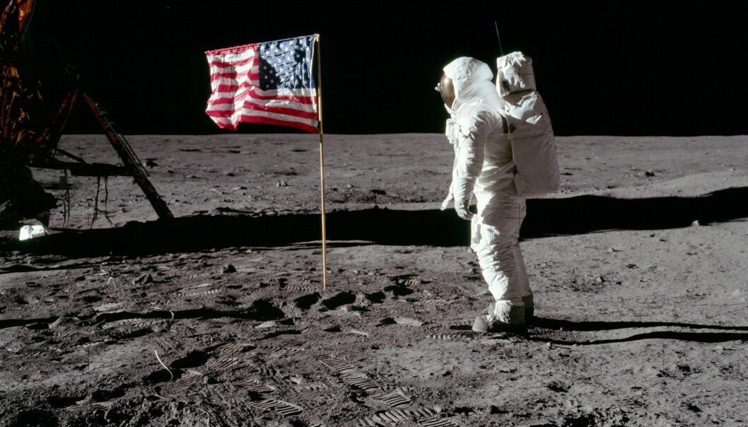 Buzz Aldrin hilser flagget, og håper det ikke skal ramle mens kamera går. (Foto: NASA) Buzz Aldrin hilser flagget, og håper det ikke skal ramle mens kamera går. (Foto: NASA)