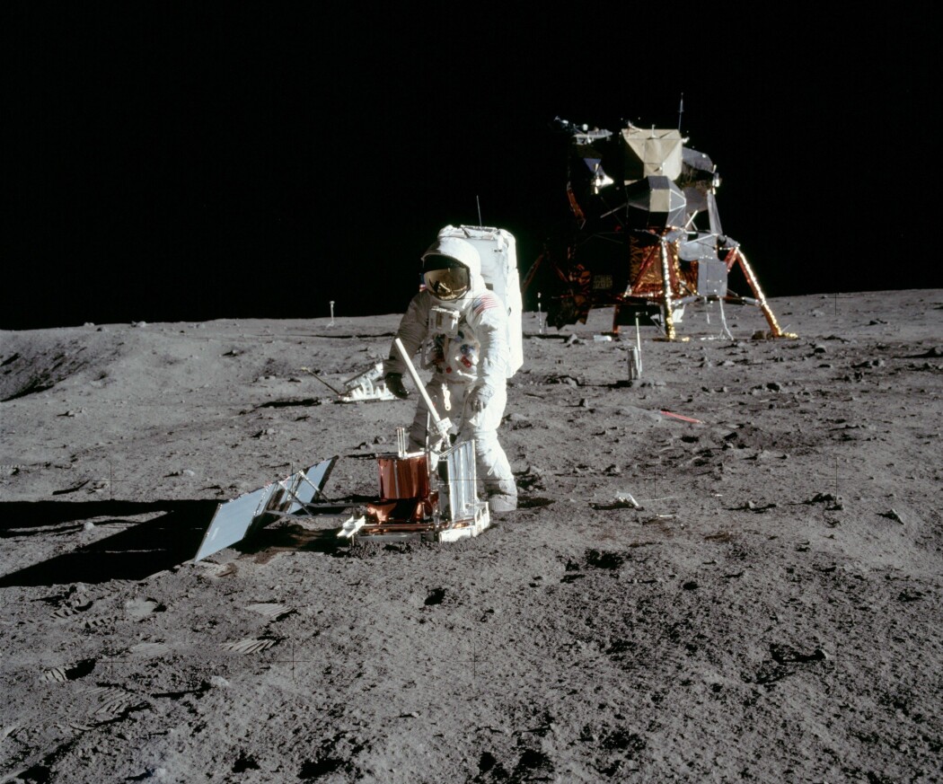 Astronautene setter opp måleutstyr på måneoverflata. Her monterer Aldrin et seismometer. (Foto: NASA) Astronautene setter opp måleutstyr på måneoverflata. Her monterer Aldrin et seismometer. (Foto: NASA)