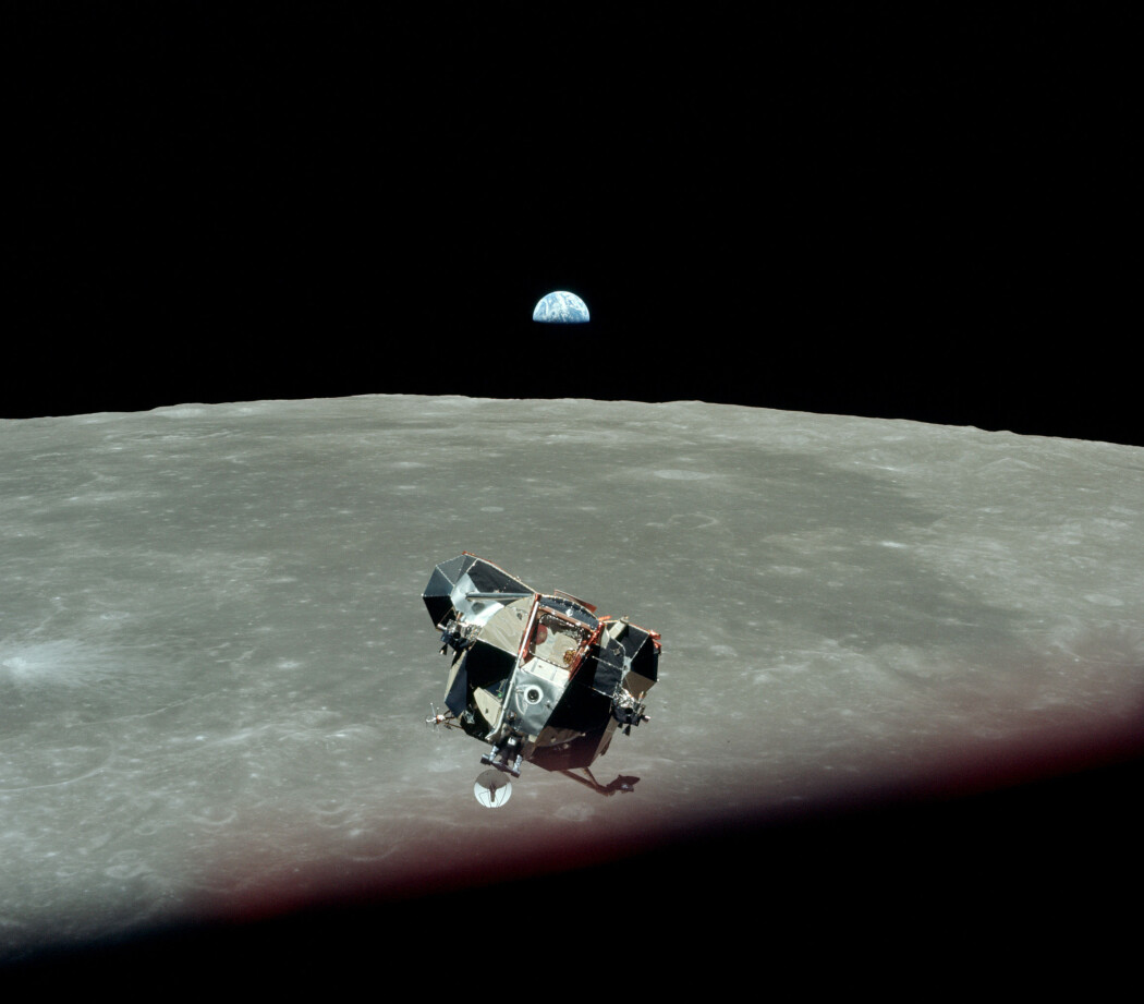 Månelanderen nærmer seg kommandomodulen og resten av Apollo-skipet. I bakgrunnen stiger jorda opp over horisonten. (Foto: NASA) Månelanderen nærmer seg kommandomodulen og resten av Apollo-skipet. I bakgrunnen stiger jorda opp over horisonten. (Foto: NASA)