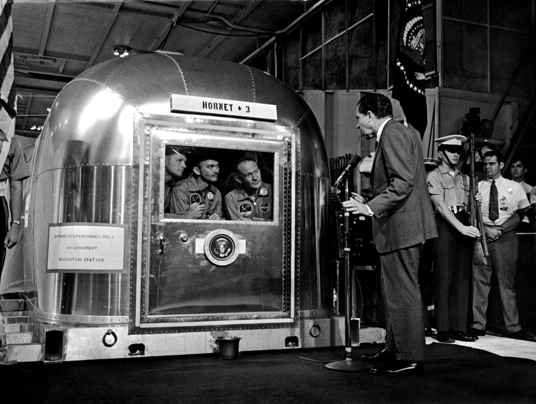 President Nixon tar imot tre hermetiserte helter, 24. juli 1969. (Foto: NASA) President Nixon tar imot tre hermetiserte helter, 24. juli 1969. (Foto: NASA)