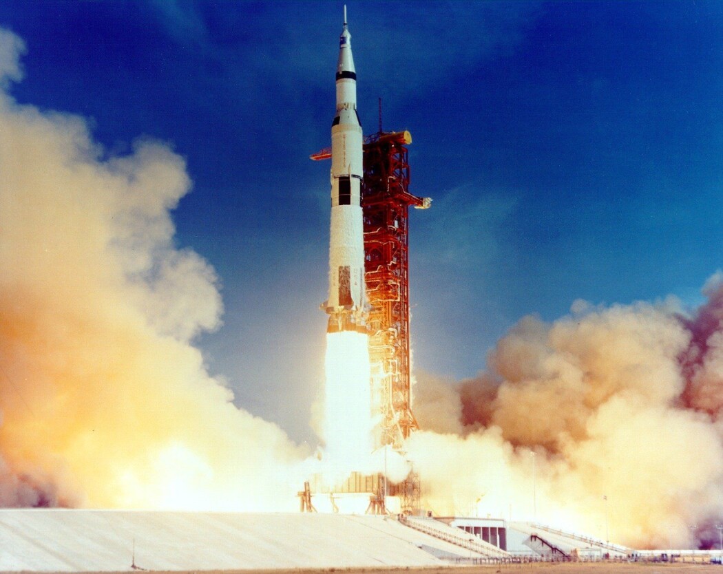 På toppen av to millioner liter drivstoff og flytende oksygen sitter tre bitte små astronauter. På vei til månen. (Foto: NASA) På toppen av to millioner liter drivstoff og flytende oksygen sitter tre bitte små astronauter. På vei til månen. (Foto: NASA)