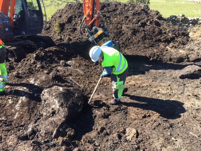 Solveig Sølna Rødsdalen krafser og renser flaten på lokalitet 2. Foto: Oliver Djøseland Sørskog, Arkeologisk museum, Universitetet i Stavanger Solveig Sølna Rødsdalen krafser og renser flaten på lokalitet 2. Foto: Oliver Djøseland Sørskog, Arkeologisk museum, Universitetet i Stavanger