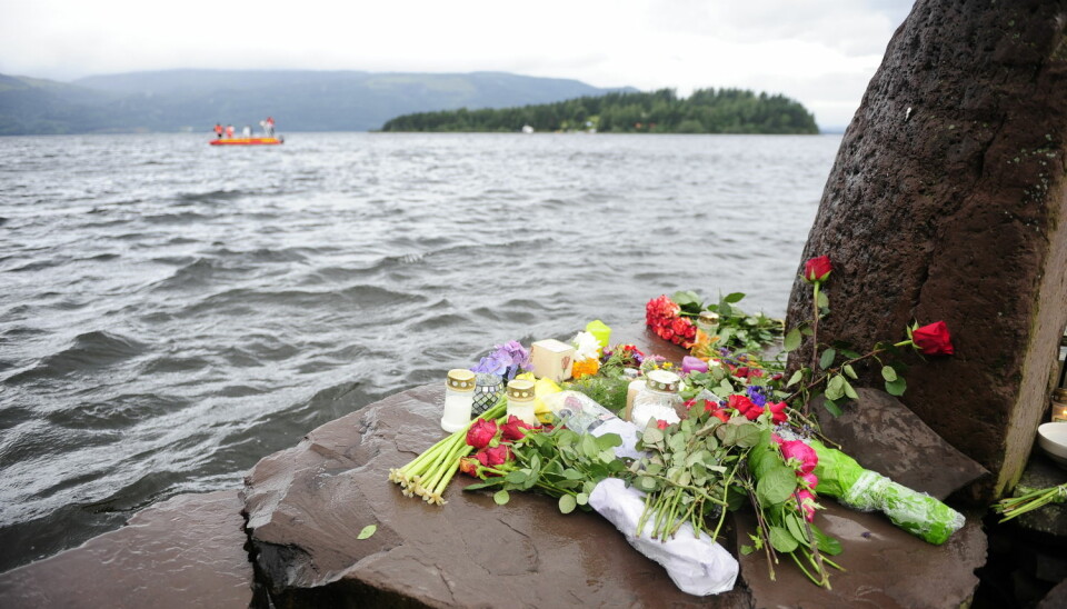 Blomster og tente lys på brygga ved Utvika Camping i dagene etter massakeren på Utøya.  (Foto: Sindre Thoresen Lønnes, NTB scanpix)