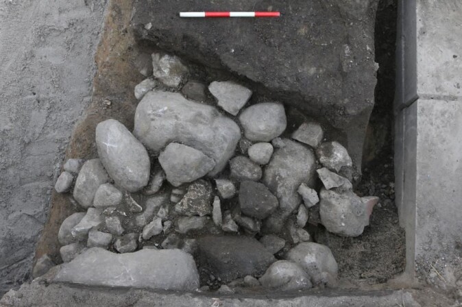 Det ser ut som en steinhaug, men det er faktisk fundamentet til Københavns første kirke. Kirken ble bygget lenge før biskop Absalon overtok byen. (Foto: Københavns Museum) Det ser ut som en steinhaug, men det er faktisk fundamentet til Københavns første kirke. Kirken ble bygget lenge før biskop Absalon overtok byen. (Foto: Københavns Museum)