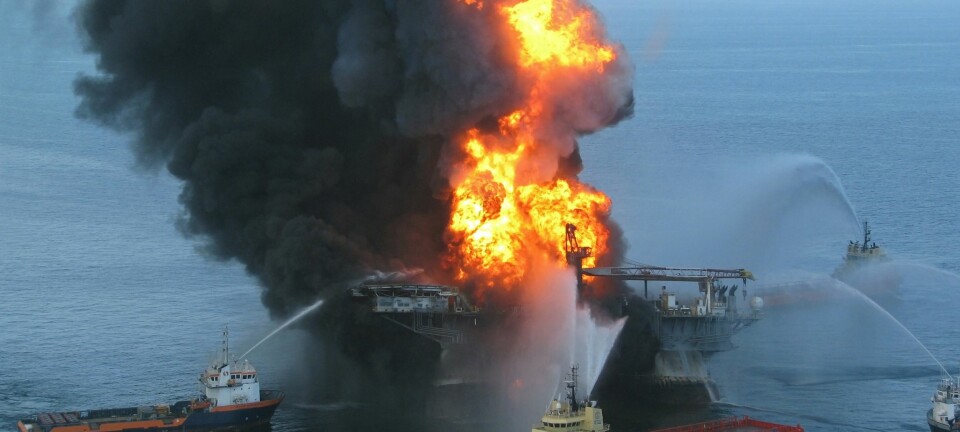 Enorme mengder olje ble sluppet ut I havet under Deepwater Horizon-ulykken. (Foto: US Coast Guard, Wikimedia Commons)