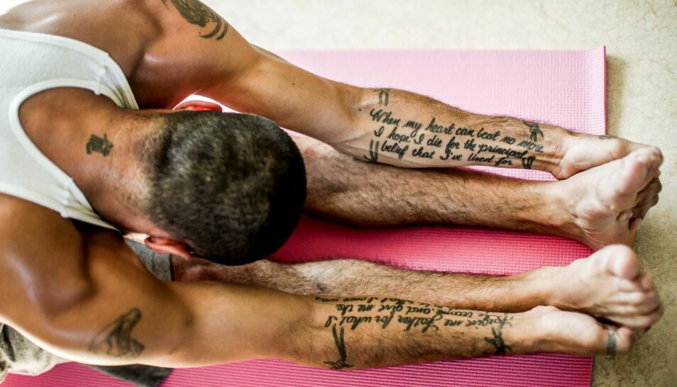 Vestre Viken HF tilbyr nå yoga som et supplement i rusbehandling. Tilbakemeldingene fra pasientene har vært gode. (Foto: Stein J. Bjørge)