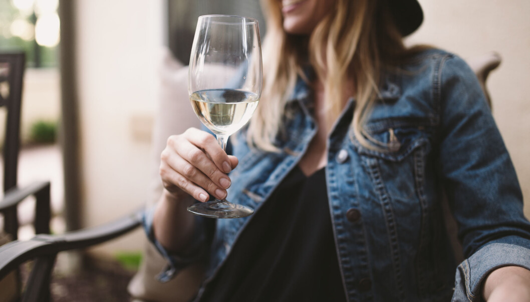 De siste tiårene har det utviklet seg en drikkekultur der alkoholen framstilles som en naturlig del av svært mange anledninger. Men flere studier advarer om at regelmessig alkoholbruk ikke er bra, verken for den fysiske eller den psykiske helsen. Og spesielt ikke for kvinner. (Foto: Shutterstock/NTB scanpix) De siste tiårene har det utviklet seg en drikkekultur der alkoholen framstilles som en naturlig del av svært mange anledninger. Men flere studier advarer om at regelmessig alkoholbruk ikke er bra, verken for den fysiske eller den psykiske helsen. Og spesielt ikke for kvinner. (Foto: Shutterstock/NTB scanpix)