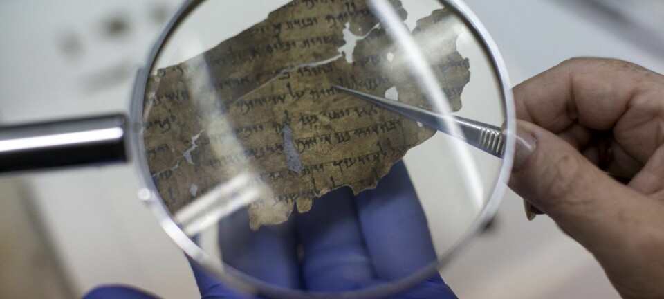 En forsker undersøker originale fragmenter av en dødehavsrull. Undersøkelsen fant sted ved Dead Sea Scrolls Digital Laboratory. (Illustrasjonsbilde: Jim Hollander/Epa/NTB Scanpix))