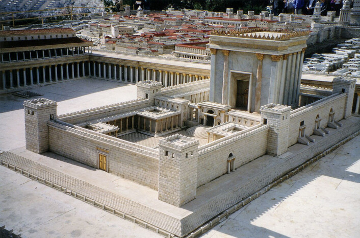 Sånn kan Tempelet i Jerusalem ha sett ut før romerne rev det ned i 70 e.Kr. I dag står Klippemoskeen på dette stedet, som kalles Tempelhøyden. Stedet er ekstremt viktig for både jødedommen, islam og kristendom. (Foto: Juan R. Cuadra) Sånn kan Tempelet i Jerusalem ha sett ut før romerne rev det ned i 70 e.Kr. I dag står Klippemoskeen på dette stedet, som kalles Tempelhøyden. Stedet er ekstremt viktig for både jødedommen, islam og kristendom. (Foto: Juan R. Cuadra)