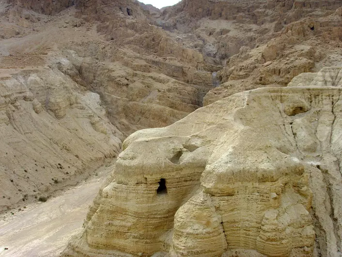 Dette er en av hulene i Qumran hvor en del av dødehavsrullene ble funnet. Denne kalles hule 4. (Foto: Effi Schweizer)