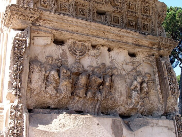 På Titus-buen i Roma kan du se minnesmerket over romernes plyndring av Jerusalem. Her ser du tydelig at de romerske soldatene bærer med seg den store lysestaken fra tempelet i Jerusalem. (Foto: Dnalor 01/CC BY-SA 3.0) På Titus-buen i Roma kan du se minnesmerket over romernes plyndring av Jerusalem. Her ser du tydelig at de romerske soldatene bærer med seg den store lysestaken fra tempelet i Jerusalem. (Foto: Dnalor 01/CC BY-SA 3.0)