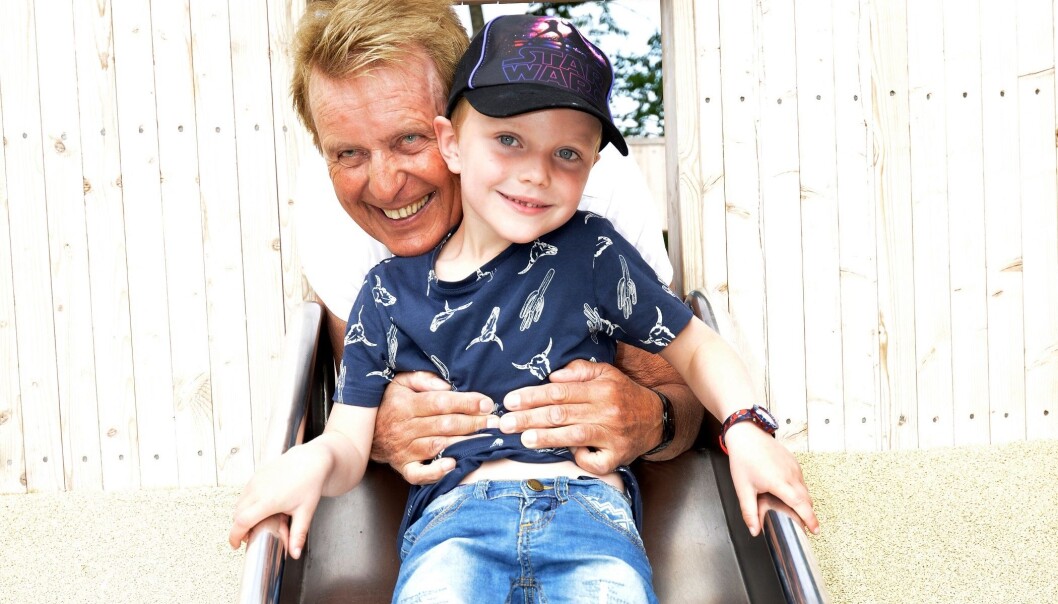 Knud Knudsen henter og leverer barnebarnet Christian (5 år) i barnehagen flere ganger i uken. Da blir det også tid til lek. (Foto: Asbjørn Jensen, UiS) Knud Knudsen henter og leverer barnebarnet Christian (5 år) i barnehagen flere ganger i uken. Da blir det også tid til lek. (Foto: Asbjørn Jensen, UiS)