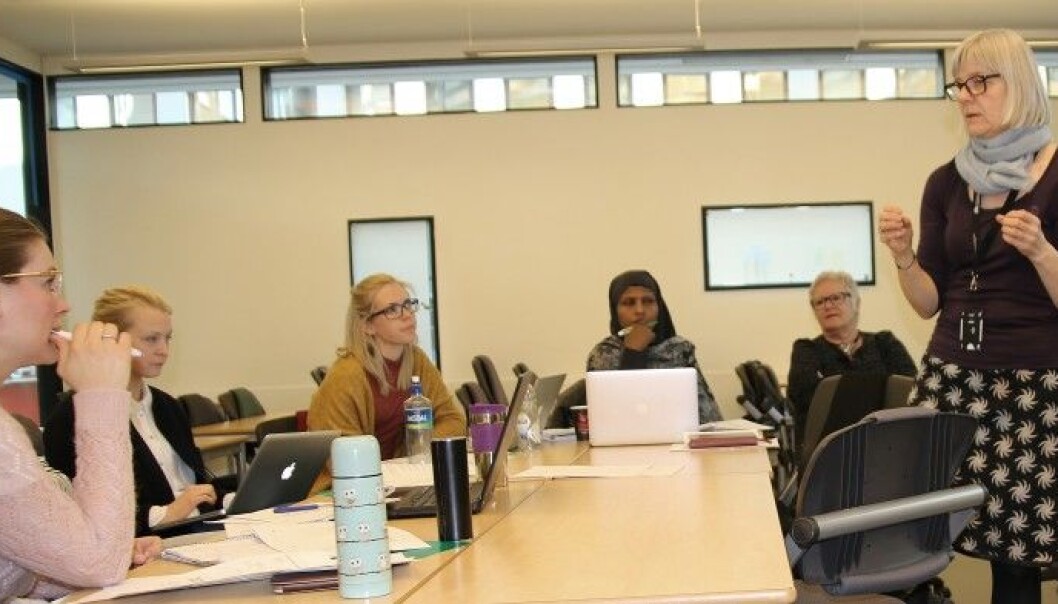 - Dette er en av de viktigste innovasjonene innen medisin de siste 30 årene, sier professor Ellen Blix til masterstudentene ved HiOA. Hun forklarer hvordan systematisk gjennomgang av litteratur over tid kan redde liv. (Foto: Ingrid S. Torp) - Dette er en av de viktigste innovasjonene innen medisin de siste 30 årene, sier professor Ellen Blix til masterstudentene ved HiOA. Hun forklarer hvordan systematisk gjennomgang av litteratur over tid kan redde liv. (Foto: Ingrid S. Torp)