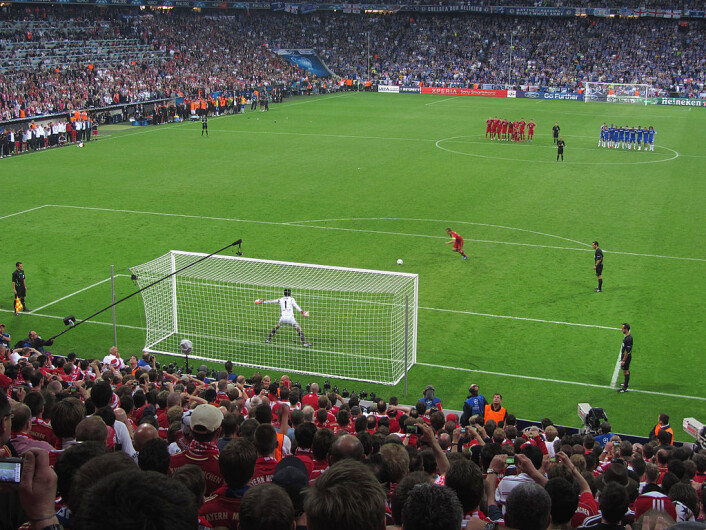 Straffekonkurranse mellom Bayern München og Chelsea i Champions League-finalen 2012. Førstemann ut er Bayerns Philipp Lahm, som klinker ballen i mål. Likevel greide ikke medspillere Bastian Schweinsteiger og Ivica Olić å score da det ble deres tur. Dermed gikk seieren til Chelsea. (Foto: Markus Unger/wikimedia commons) Straffekonkurranse mellom Bayern München og Chelsea i Champions League-finalen 2012. Førstemann ut er Bayerns Philipp Lahm, som klinker ballen i mål. Likevel greide ikke medspillere Bastian Schweinsteiger og Ivica Olić å score da det ble deres tur. Dermed gikk seieren til Chelsea. (Foto: Markus Unger/wikimedia commons)