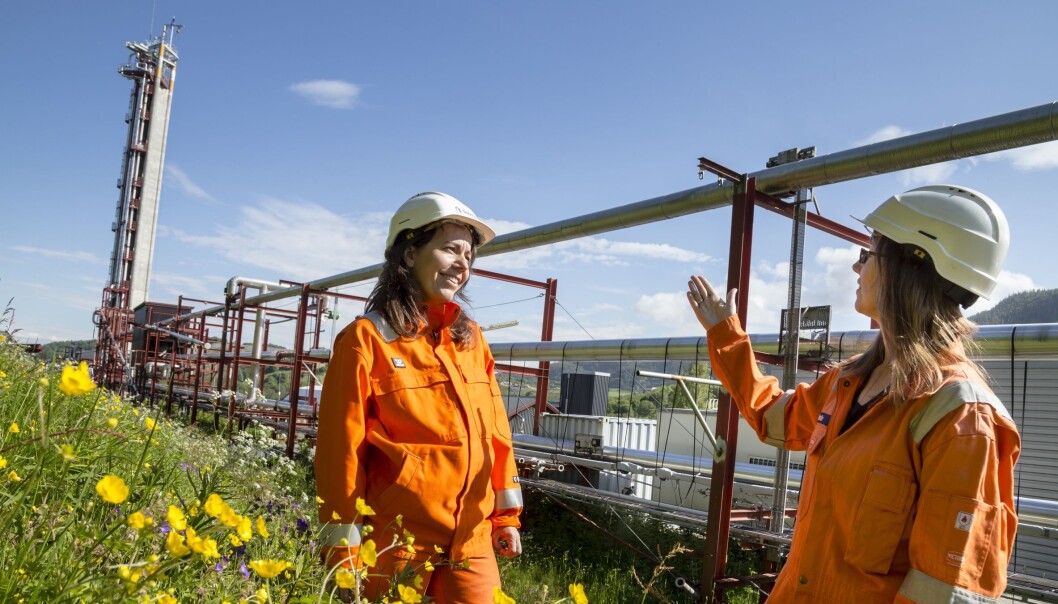 Forsøk i Sintefs flerfaselaboratorium har gitt ny kunnskap om hvordan naturgass oppfører seg på vei opp fra gassfelt. Sentralt i prosjektet, der Maria Barrio (t.v.) og Marita Wolden hadde viktige roller, står målinger som ble gjort i tårnet til venstre på bildet. (Foto: Thor Nielsen, Sintef) Forsøk i Sintefs flerfaselaboratorium har gitt ny kunnskap om hvordan naturgass oppfører seg på vei opp fra gassfelt. Sentralt i prosjektet, der Maria Barrio (t.v.) og Marita Wolden hadde viktige roller, står målinger som ble gjort i tårnet til venstre på bildet. (Foto: Thor Nielsen, Sintef)