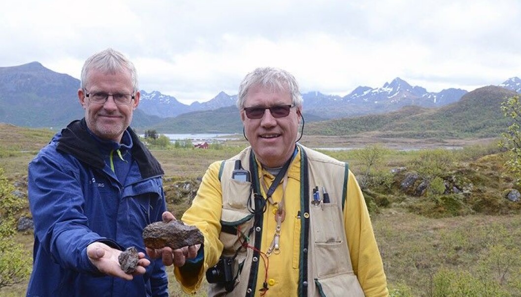 Fylkesgeolog Ola Torstensen (t.v.) og forsker Håvard Gautneb viser fram grafitt fra Bø i Vesterålen. NGU har undersøkt tre områder i Vesterålen i sommer. (Foto: NGU) Fylkesgeolog Ola Torstensen (t.v.) og forsker Håvard Gautneb viser fram grafitt fra Bø i Vesterålen. NGU har undersøkt tre områder i Vesterålen i sommer. (Foto: NGU)