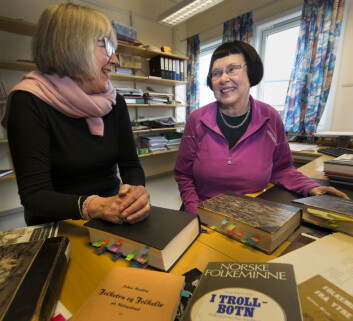 Direktør for Tromsø Museum, Marit Anne Hauan, og professor i historie, Liv Helene Willumsen, har startet arbeidet med å samle inn nordnorske merkedager. Noen er alvorstunge, mange fremkaller smil og latter – som slumpefestdagen i Lofoten, som ble feiret blant lokale kvinner da mannfolkene dro på Lofotfiske. (Foto: Stig Brøndbo, UiT Norges arktiske universitet) Direktør for Tromsø Museum, Marit Anne Hauan, og professor i historie, Liv Helene Willumsen, har startet arbeidet med å samle inn nordnorske merkedager. Noen er alvorstunge, mange fremkaller smil og latter – som slumpefestdagen i Lofoten, som ble feiret blant lokale kvinner da mannfolkene dro på Lofotfiske. (Foto: Stig Brøndbo, UiT Norges arktiske universitet)