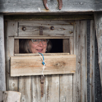 Museumsdirektør Marit Anne Hauan ved Tromsø Museum står i skyteluken der Wanny Woldstad kunne drepe isbjørner på besøk. Foto: Børge Damsgård, UNIS Museumsdirektør Marit Anne Hauan ved Tromsø Museum står i skyteluken der Wanny Woldstad kunne drepe isbjørner på besøk. Foto: Børge Damsgård, UNIS