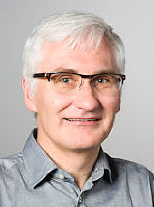 Professor og smerteoverlege Audun Stubhaug mener at vi bør kunne lindre smerte uten å stoppe bevegelighet. (Foto: Universitetet i Oslo) Professor og smerteoverlege Audun Stubhaug mener at vi bør kunne lindre smerte uten å stoppe bevegelighet. (Foto: Universitetet i Oslo)