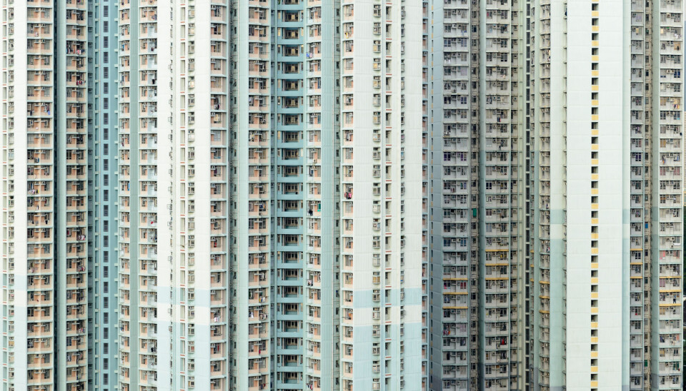 Boliger i Hongkong er dyrest i verden for vanlige folk. I mange storbyer er boligprisene blitt så høye at mennesker med middelklasse-inntekter ikke lenger har råd til å kjøpe eller leie dem. Blant disse er viktige grupper i samfunnet som sykepleiere, lærere og politi. (Foto: TungCheung / Shutterstock / NTB scanpix)