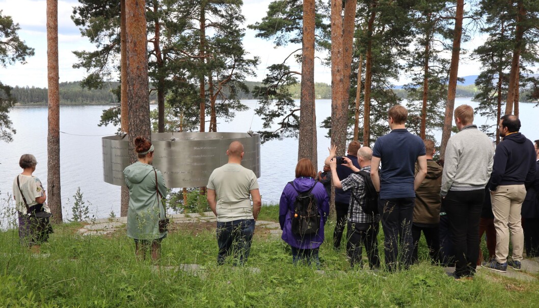 Møtet med minnelunden og navnene på alle som ble drept gjør inntrykk på besøkende på Utøya og stillheten senker seg. (Foto: Gro Lien Garbo) Møtet med minnelunden og navnene på alle som ble drept gjør inntrykk på besøkende på Utøya og stillheten senker seg. (Foto: Gro Lien Garbo)