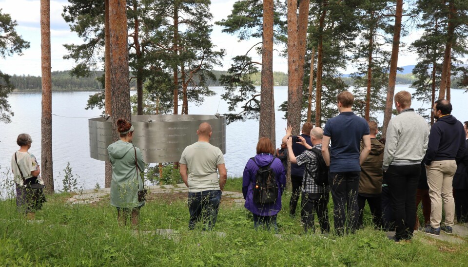 Møtet med minnelunden og navnene på alle som ble drept gjør inntrykk på besøkende på Utøya og stillheten senker seg. (Foto: Gro Lien Garbo)