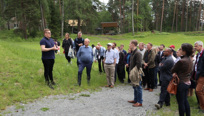 Utøya-overlevende Gaute Børstad Skjervø, viste terrorforskerne rundt på øya. (Foto: Gro Lien Garbo) Utøya-overlevende Gaute Børstad Skjervø, viste terrorforskerne rundt på øya. (Foto: Gro Lien Garbo)