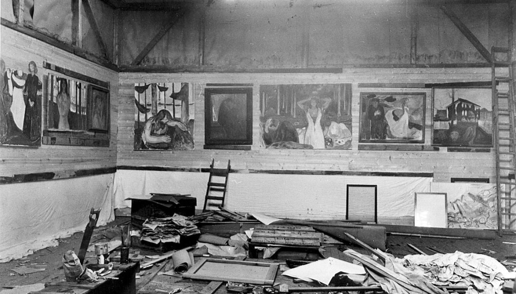 Bildet er tatt på Edvard Munchs atelier på Ekely. Ifølge Mille Stein var kunstneren kjent for å håndtere maleriene sine svært uforsiktig. (Foto: Anders B. Wilse, kopi fra Munch-museet) Bildet er tatt på Edvard Munchs atelier på Ekely. Ifølge Mille Stein var kunstneren kjent for å håndtere maleriene sine svært uforsiktig. (Foto: Anders B. Wilse, kopi fra Munch-museet)