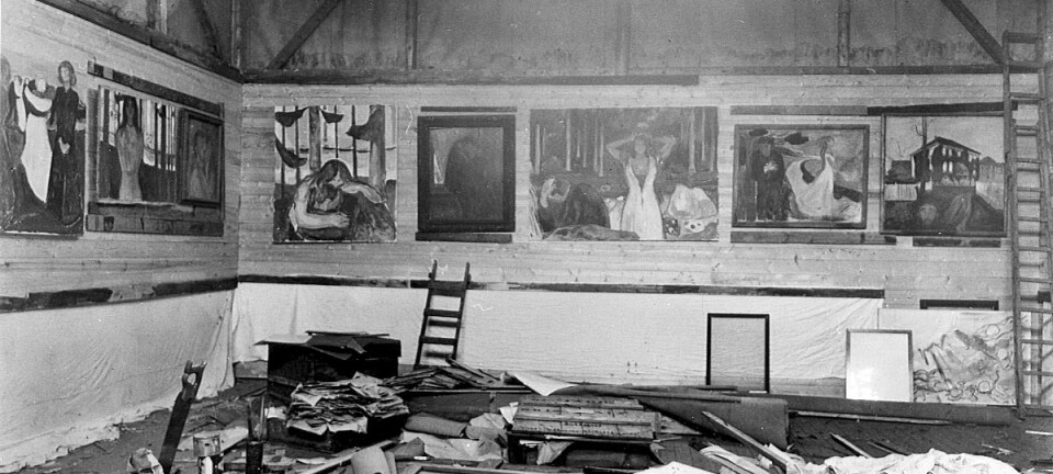 Bildet er tatt på Edvard Munchs atelier på Ekely. Ifølge Mille Stein var kunstneren kjent for å håndtere maleriene sine svært uforsiktig. (Foto: Anders B. Wilse, kopi fra Munch-museet)
