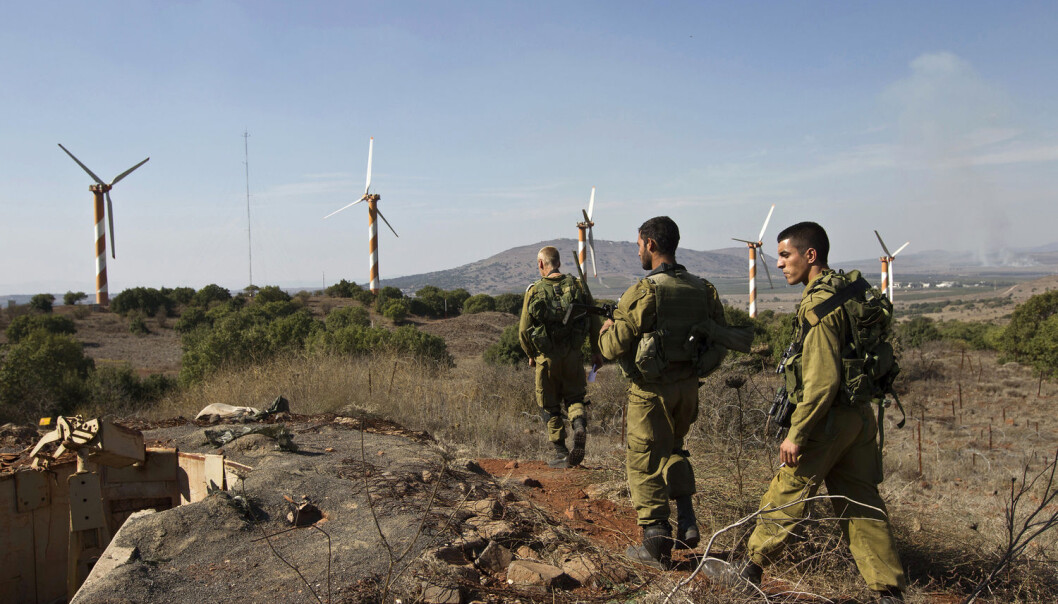 Israelske soldater patruljerer nær den syriske grensen på Golanhøydene. Det israelske oljefirmaet Afek har gjort prøveboringer på området siden 2015. (Foto: Nir Elia/NTB scanpix) Israelske soldater patruljerer nær den syriske grensen på Golanhøydene. Det israelske oljefirmaet Afek har gjort prøveboringer på området siden 2015. (Foto: Nir Elia/NTB scanpix)