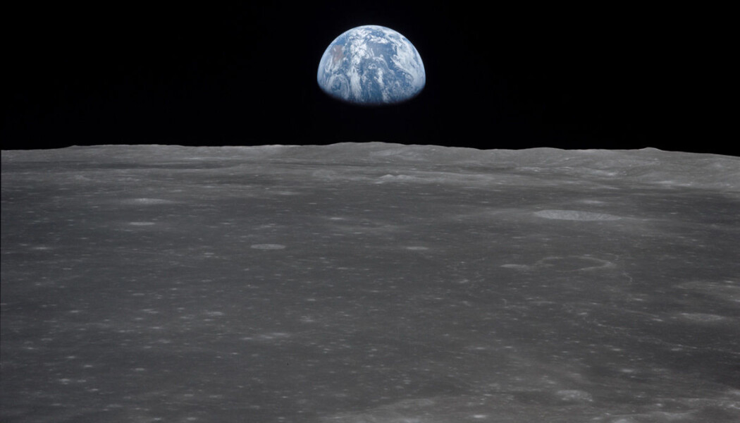 Jorden og måneoverflaten sett fra Apollo 11-romskipet i 1969. (Bilde: NASA) Jorden og måneoverflaten sett fra Apollo 11-romskipet i 1969. (Bilde: NASA)