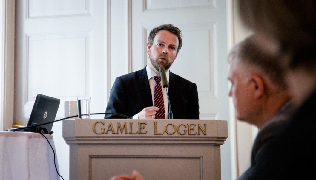 Siste fredag talte Torbjørn Røe Isaksen til landets lærerutdannere og utfordret dem på sterk innsats for å lage en god femårig masterbasert lærerutdanning. De svake resultatene blant lærerstudentene i matematikk ble nevnt. (Foto: Henriette Dæhli) Siste fredag talte Torbjørn Røe Isaksen til landets lærerutdannere og utfordret dem på sterk innsats for å lage en god femårig masterbasert lærerutdanning. De svake resultatene blant lærerstudentene i matematikk ble nevnt. (Foto: Henriette Dæhli)