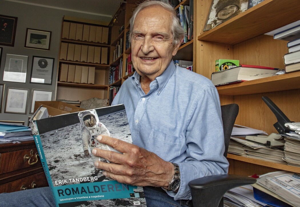 Erik Tandberg (86) er først og fremst kjent som romfartsekspert, og ikke minst som NRKs kommentator da Apollo 11 landet på månen i juli 1969. Her er han fotografert hjemme i sin leilighet ved Majorstuen i Oslo. (Foto: Geir Olsen, NTB scanpix) Erik Tandberg (86) er først og fremst kjent som romfartsekspert, og ikke minst som NRKs kommentator da Apollo 11 landet på månen i juli 1969. Her er han fotografert hjemme i sin leilighet ved Majorstuen i Oslo. (Foto: Geir Olsen, NTB scanpix)