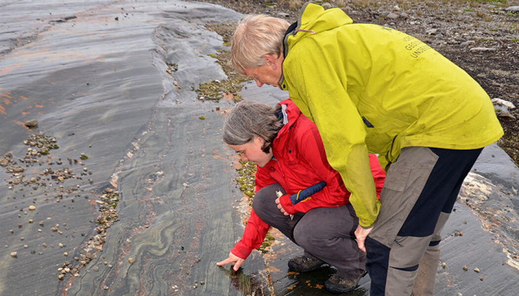 Anna Ksienzyk og Terje Bjerkgård ved Norges geologiske undersøkelse (NGU), er på feltarbeid i sommer. Her gransker de sandstein i Røsjøformasjonen ved Kongens gruve. (Foto: Gudmund Løvø) Anna Ksienzyk og Terje Bjerkgård ved Norges geologiske undersøkelse (NGU), er på feltarbeid i sommer. Her gransker de sandstein i Røsjøformasjonen ved Kongens gruve. (Foto: Gudmund Løvø)