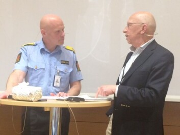 Politisjef Nybø, ved Oslo politidistrikt og professor Johannes Knutsson ved Politihøgskolen er svært uenige om politiet bør være permanent bevæpnet. (Foto: Anne Lise Stranden, forskning.no) Politisjef Nybø, ved Oslo politidistrikt og professor Johannes Knutsson ved Politihøgskolen er svært uenige om politiet bør være permanent bevæpnet. (Foto: Anne Lise Stranden, forskning.no)