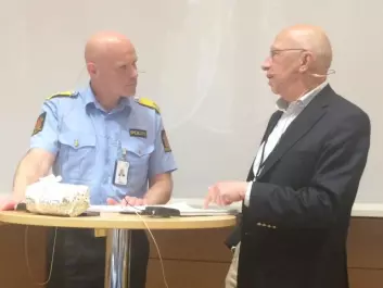Politisjef Nybø, ved Oslo politidistrikt og professor Johannes Knutsson ved Politihøgskolen er svært uenige om politiet bør være permanent bevæpnet. (Foto: Anne Lise Stranden, forskning.no)