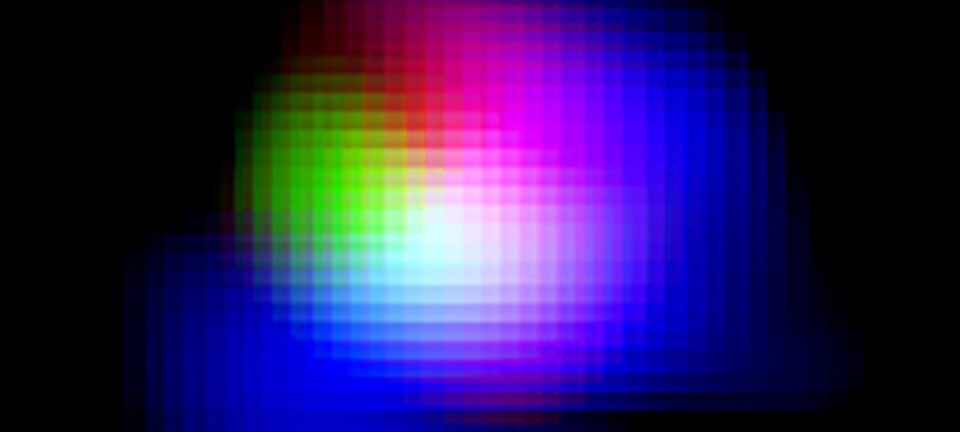 Det grønne feltet er det urgamle oksygenet i den fjerne galaksen SXDF-NB1006-2. Lyset forlot denne galaksen for 12,9 milliarder år siden, bare 750 millioner år etter at universet oppstod i det store smellet. Oksygenet ble laget inne i unge, blåfiolette kjempestjerner i galaksen. Det blå og røde lyset i bildet er elektrisk ladet hydrogen som gløder i heten fra stjernene. (Bilde: ALMA (ESO/NAOJ/NRAO), NAOJ)