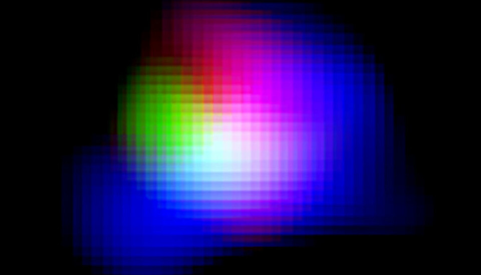 Det grønne feltet er det urgamle oksygenet i den fjerne galaksen SXDF-NB1006-2. Lyset forlot denne galaksen for 12,9 milliarder år siden, bare 750 millioner år etter at universet oppstod i det store smellet. Oksygenet ble laget inne i unge, blåfiolette kjempestjerner i galaksen. Det blå og røde lyset i bildet er elektrisk ladet hydrogen som gløder i heten fra stjernene. (Bilde: ALMA (ESO/NAOJ/NRAO), NAOJ)
