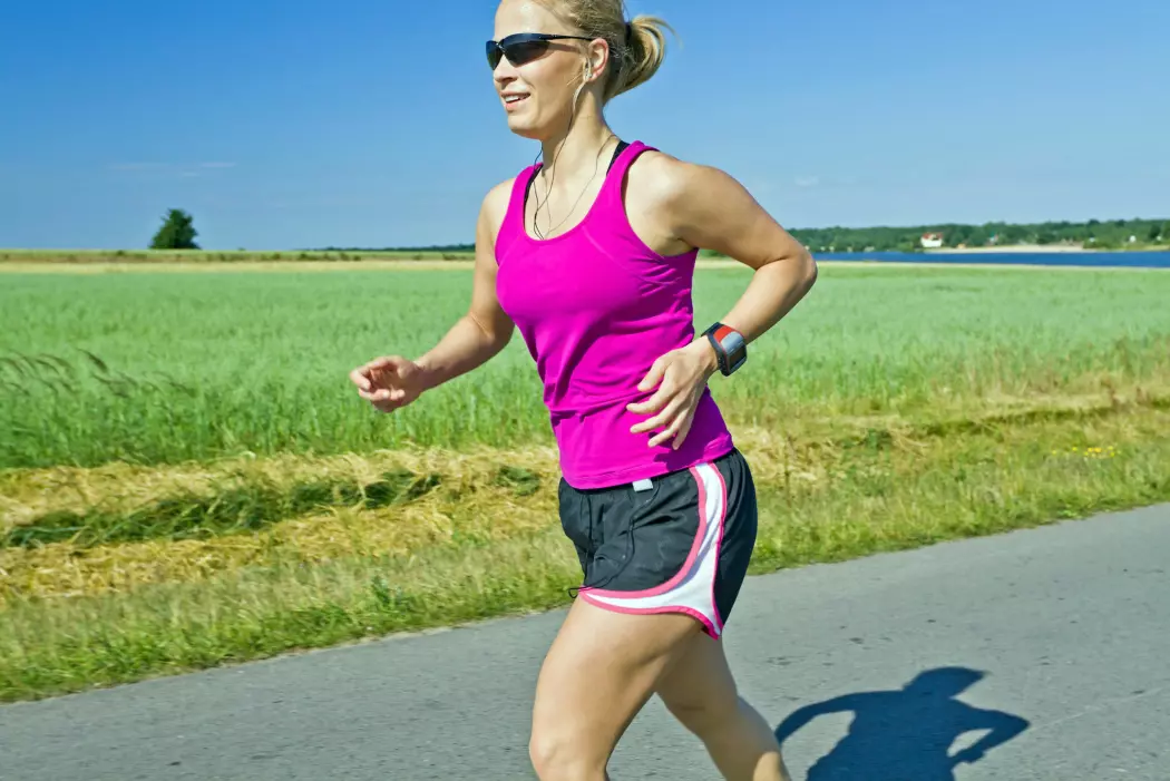 Vi jogger gjerne med armene bøyd. Gjør du det samme når du går, vil energibruken din kunne øke med 11 prosent. (Foto: Blazej Lyjak / Shutterstock / NTB scanpix)