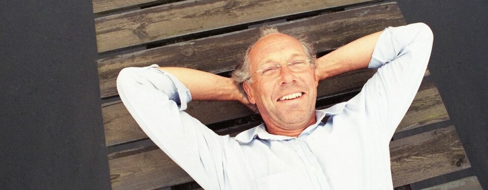 Jørgen Randers kaller seg selv en deprimert mann med et smilende fjes. Her er han fotografert på hytta på Sørlandet i 2000 (Foto: Ola Gamst Sæther)