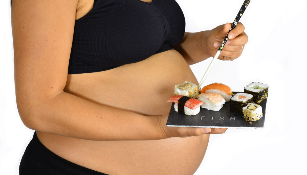 Gravide kan spise sushi med rå fisk, men bør være forsiktige med sushi som ikke er riktig lagret. (Foto: Anjo Kan / Shutterstock / NTB scanpix) Gravide kan spise sushi med rå fisk, men bør være forsiktige med sushi som ikke er riktig lagret. (Foto: Anjo Kan / Shutterstock / NTB scanpix)