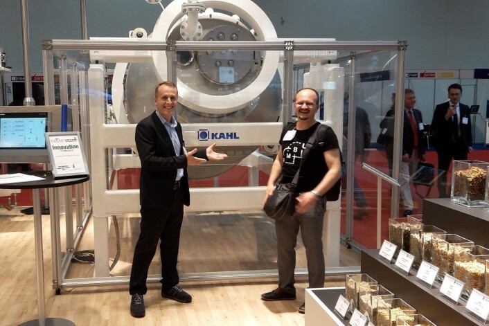 Fôrtek-ansatte på fagmesse i Köln i Tyskland. Ismet Nikqi (til venstre) og Dejan Miladinovic foran prototypen Amadeus Kahl har laget. (Foto: Olav Fjeld Kraugerud) Fôrtek-ansatte på fagmesse i Köln i Tyskland. Ismet Nikqi (til venstre) og Dejan Miladinovic foran prototypen Amadeus Kahl har laget. (Foto: Olav Fjeld Kraugerud)