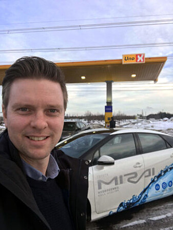 Seniorforsker Kyrre Sundseth ved Hvams og Norges nyeste hydrogenstasjon. Bilen er en Toyota Mirai som går på hydrogen. I dag koster denne bilen mindre enn en Tesla. (Foto: Sintef) Seniorforsker Kyrre Sundseth ved Hvams og Norges nyeste hydrogenstasjon. Bilen er en Toyota Mirai som går på hydrogen. I dag koster denne bilen mindre enn en Tesla. (Foto: Sintef)